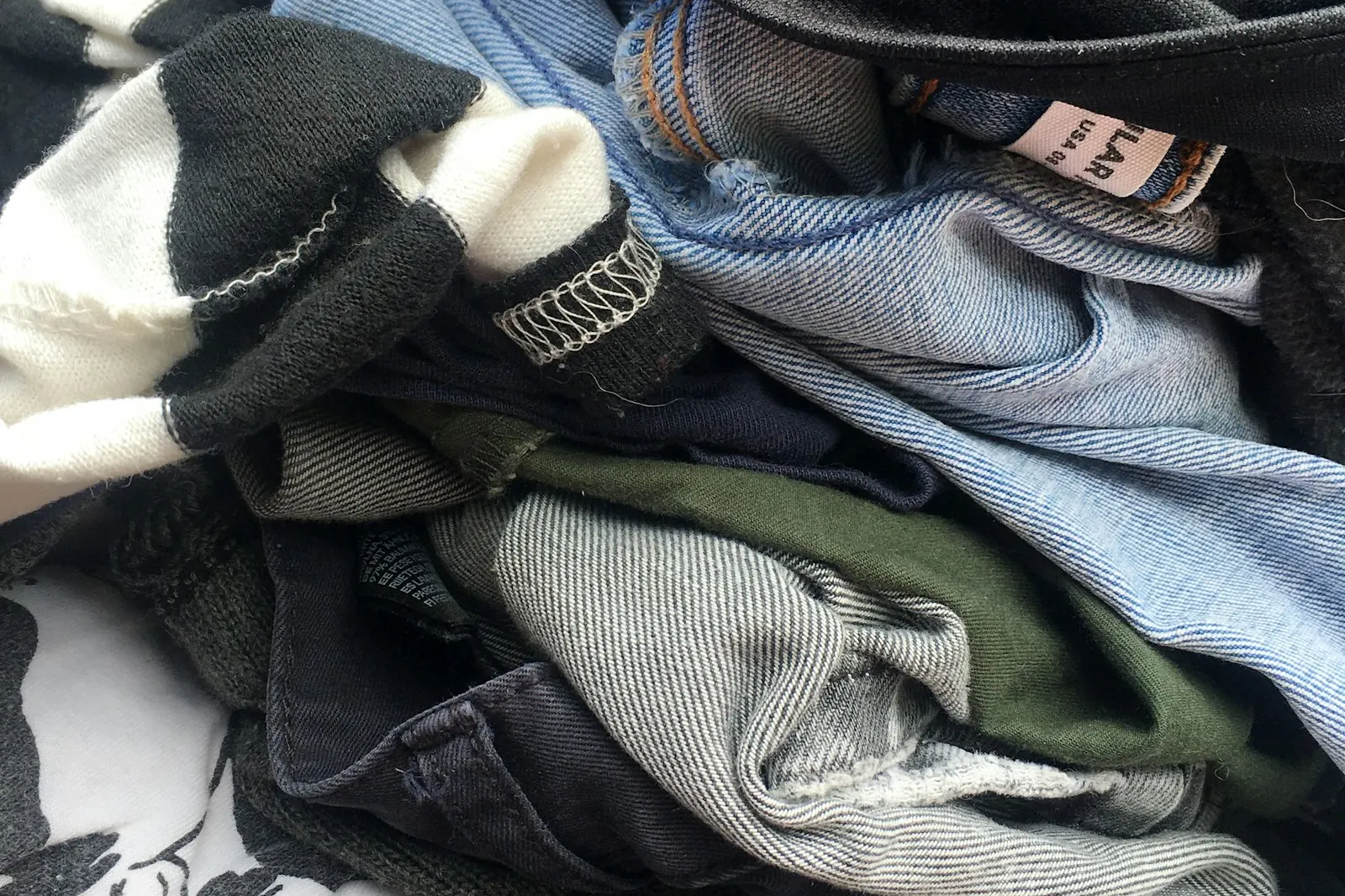 Hromada tříděného second-hand oblečení